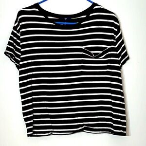 🌞 Gap black & white short sleeve breast pocket oval neck tee M